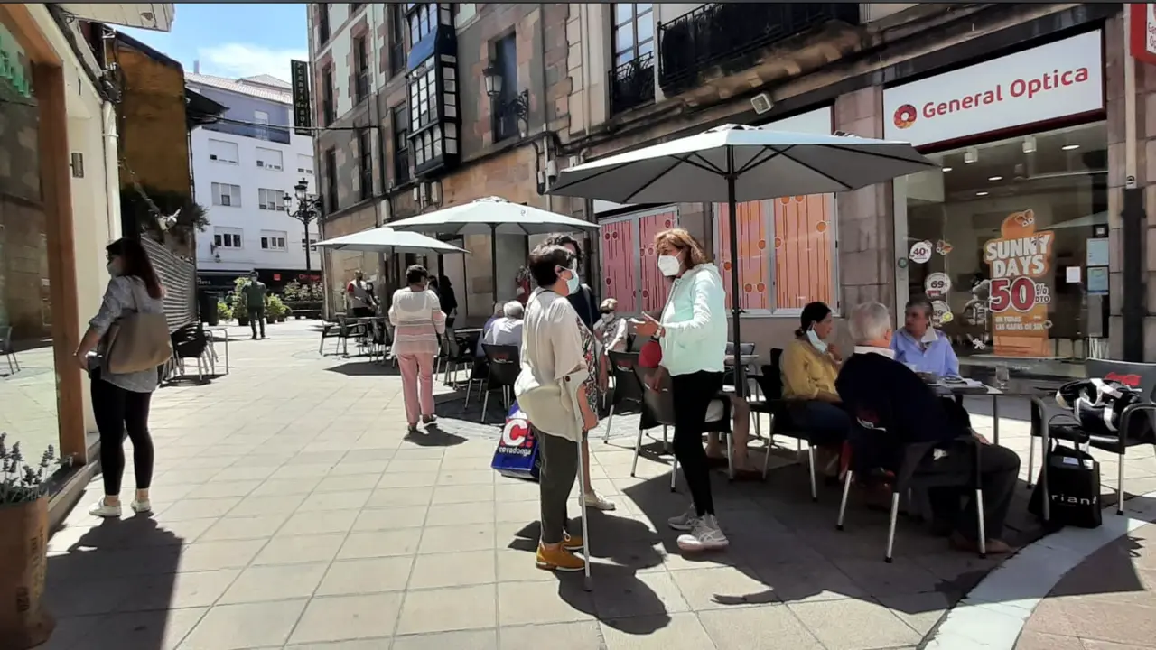 Varias personas con mascarilla en una terraza del centro de Torrelavega. / S. D&iacute;az