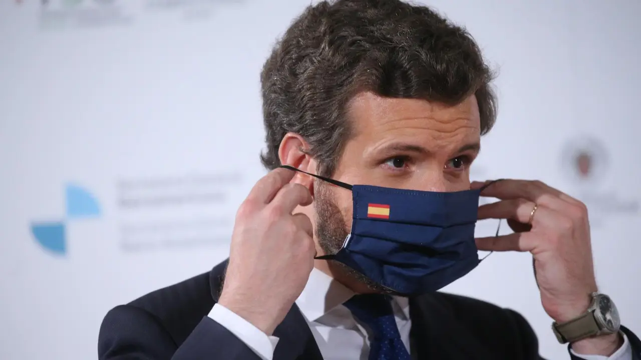 Archivo - El l&iacute;der del PP, Pablo Casado, se coloca la mascarilla en la segunda jornada del IV Congreso Iberoamericano, a 18 de mayo de 2021, en el CaixaForum, Madrid, (Espa&ntilde;a). En este encuentro, que comenz&oacute; ayer y finaliza hoy, expertos y representantes 