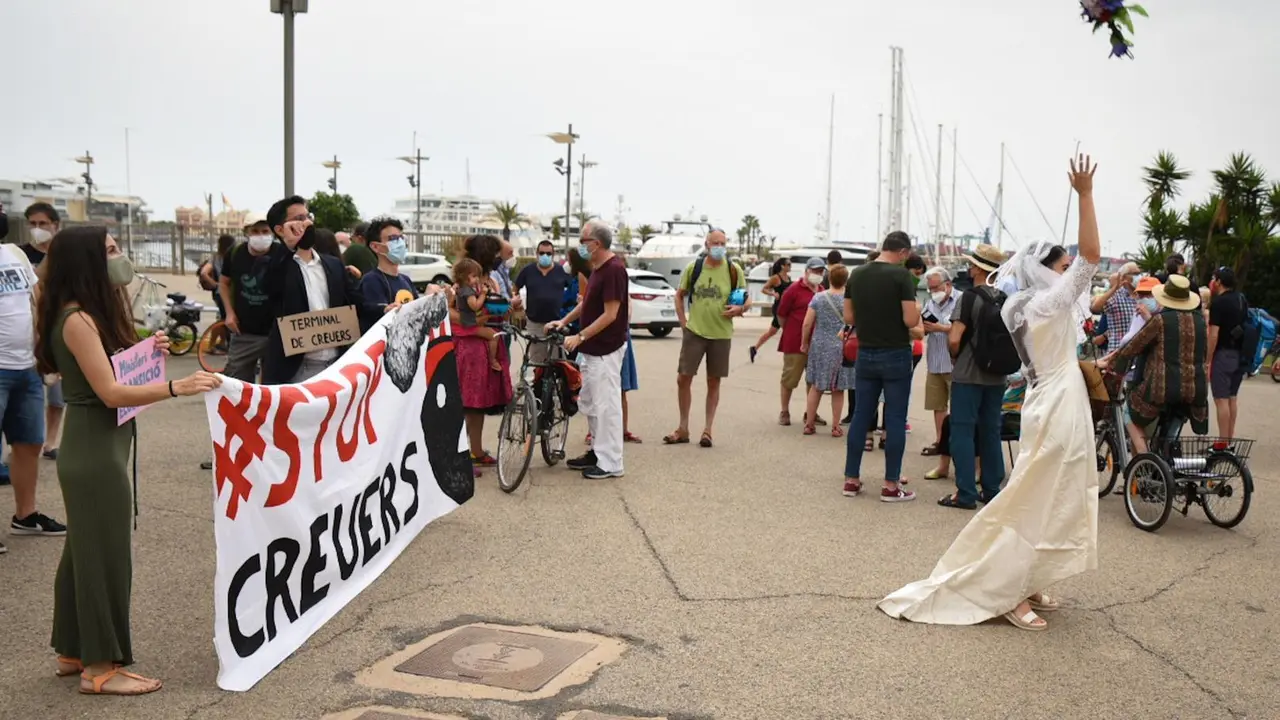 Una performance en el Puerto de Val&egrave;ncia simula una bora para protestar contra el reinicio de la actividad de cruceros