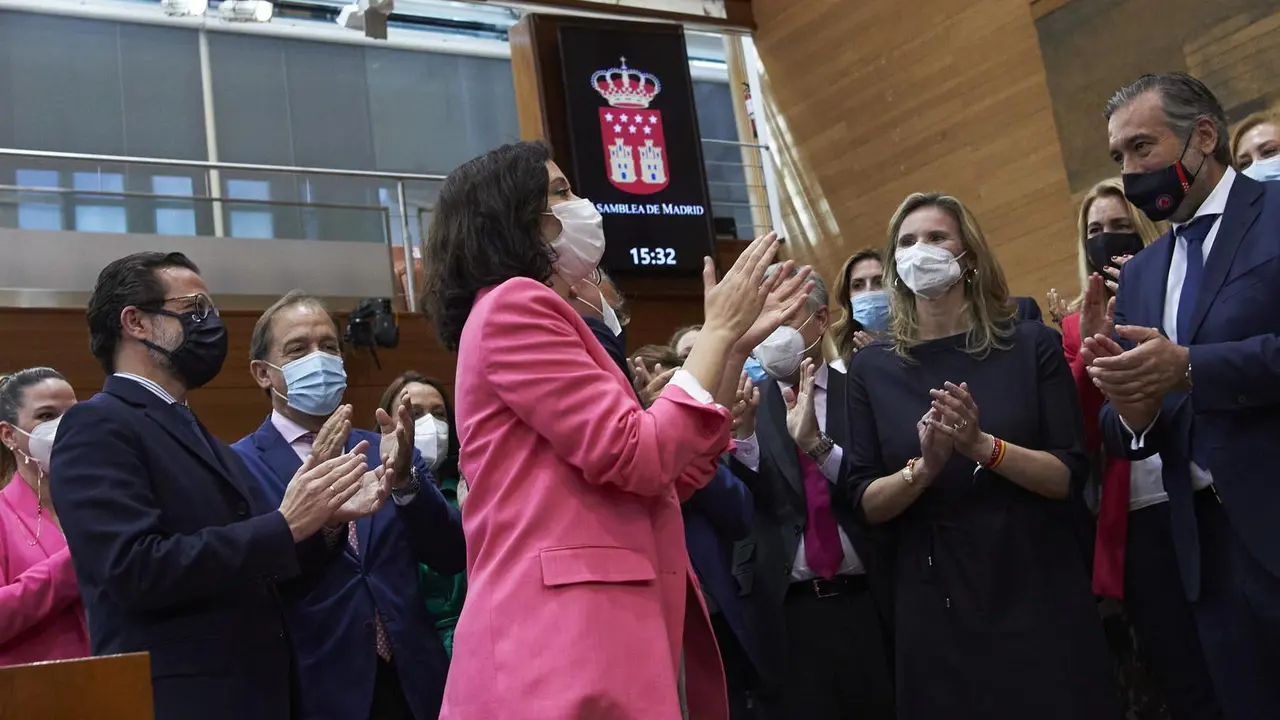 Isabel D&iacute;az Ayuso rodeada de los consejeros de su gobierno