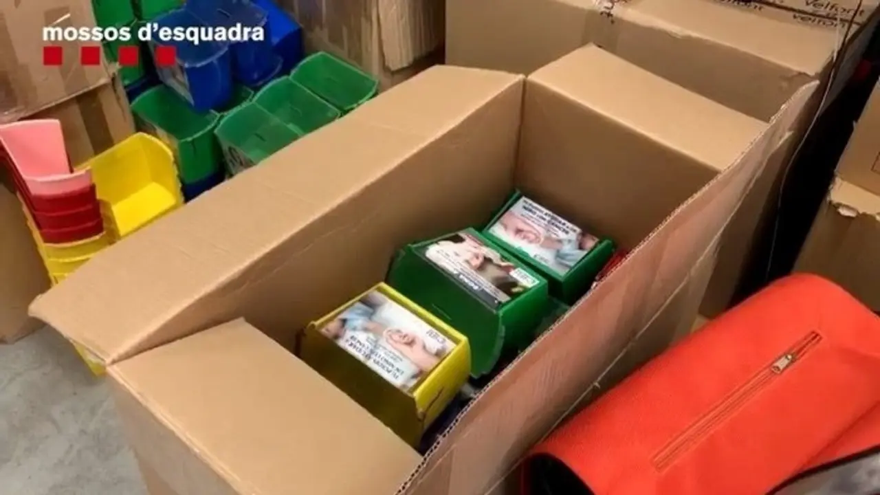Imagen del material encontrado en una fundaci&oacute;n ben&eacute;fica de donde han detenido tres miembros por presunta estafa