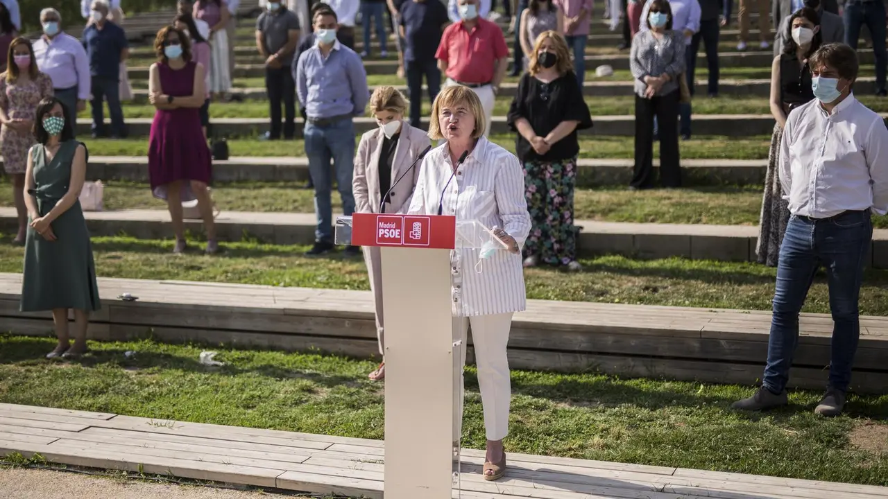 La presidenta de la gestora del PSOE-M, Isaura Leal, interviene en una comparecencia.
