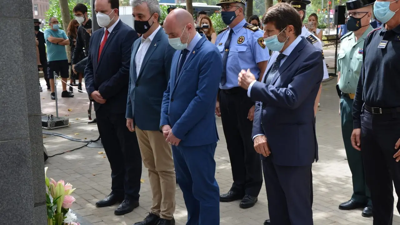 Jaume Collboni, Albert Batlle y Jord&iacute; Mart&iacute; en el acto conmemorativo de la memoria de las v&iacute;ctimas del atentado de Hipercor.