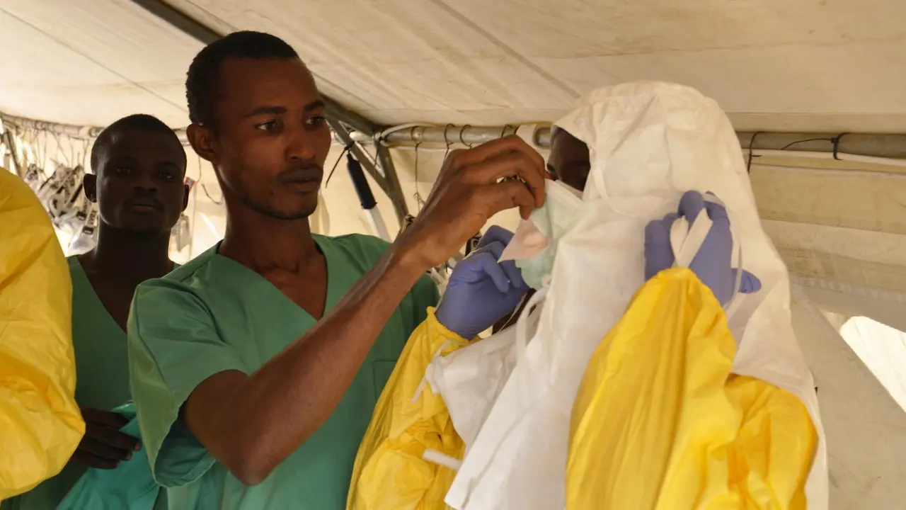 Archivo - Miembros del equipo m&eacute;dico de MSF se preparan para atender a pacientes de &eacute;bola