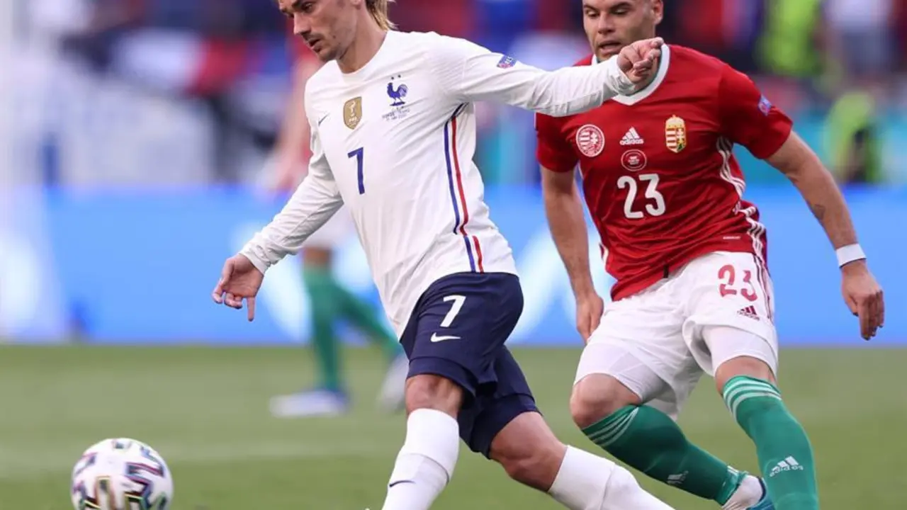 Antoine Griezmann (L) of France in action against Nemanja Nikolic of Hungary during the UEFA EURO 2020 group F preliminary round soccer match between Hungary and France in Budapest, Hungary, 19 June 2021. (Francia, Hungr&iacute;a) EFE/EPA/Alex Pantling / POOL (RESTRICTIONS: For editorial news reporting purposes only. Images must appear as still images and must not emulate match action video footage. Photographs published in online publications shall have an interval of at least 20 seconds between the posting.)