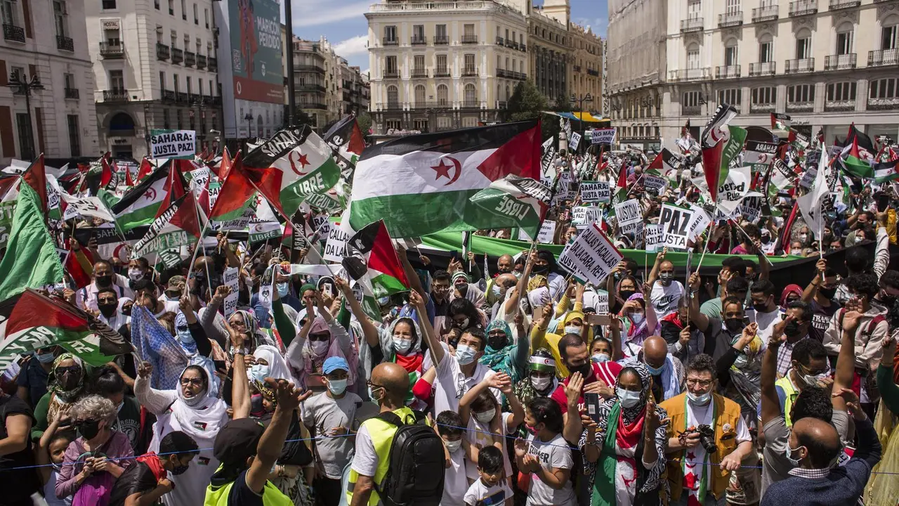 Decenas de personas participan, en una manifestaci&oacute;n por la libertad del Pueblo Saharaui, en Puerta del Sol, a 19 de junio de 2021, en Madrid (Espa&ntilde;a).