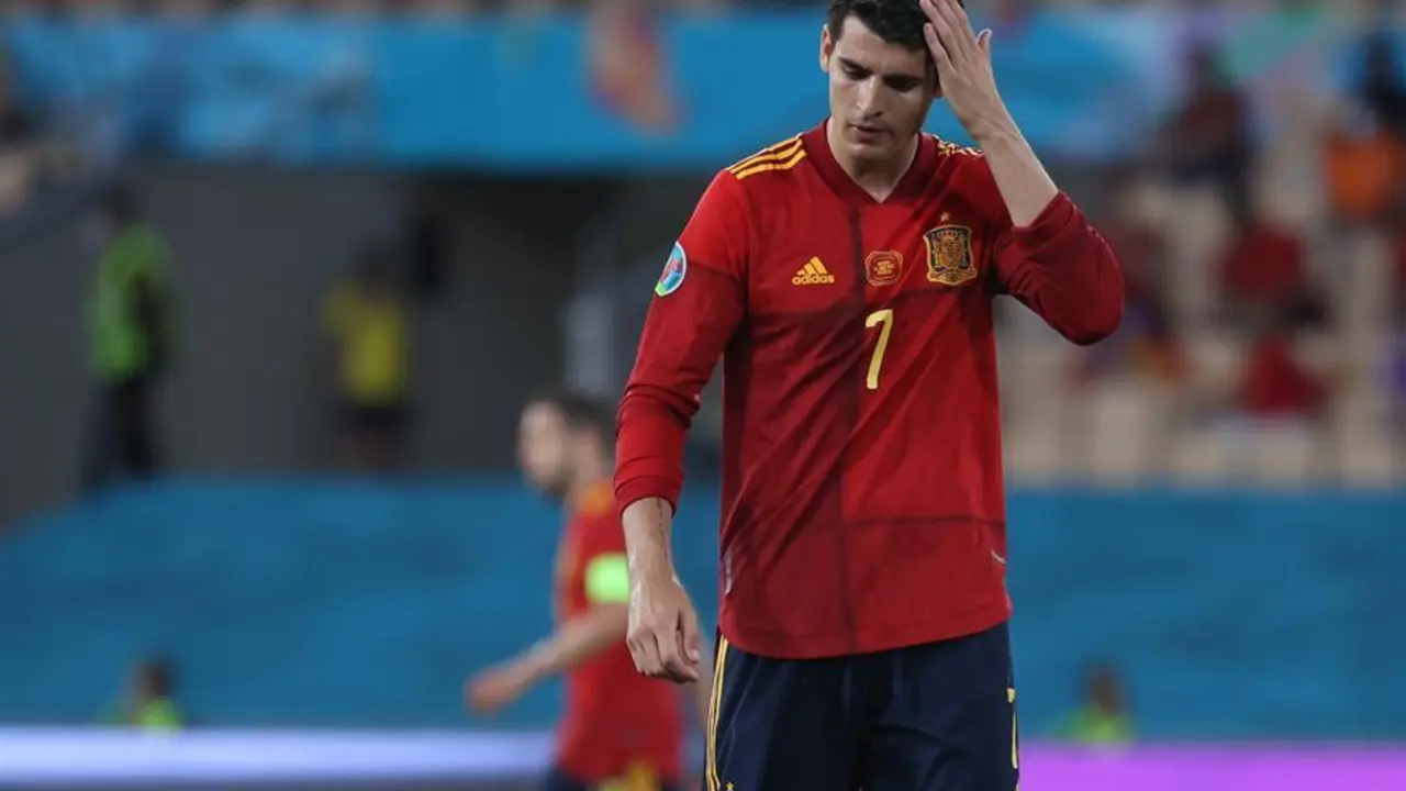 El delantero de la selecci&oacute;n espa&ntilde;ola &Aacute;lvaro Morata, durante el partido del grupo E de la Eurocopa 2020 ante Suecia que disputan este lunes en el estadio de La Cartuja, en Sevilla. EFE/Kiko Huesca