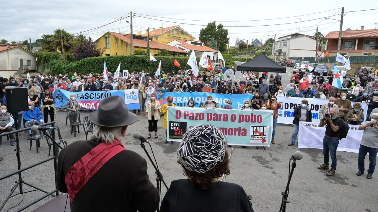 Decenas de personas con pancartas, participan en una marcha c&iacute;vica por las inmediaciones del Pazo de Meir&aacute;s, a 19 de junio de 2021, en Sada, A Coru&ntilde;a (Galicia). La propiedad fue restituida por sentencia judicial al Estado tras 82 a&ntilde;os de ocupaci&oacute;n por Fra