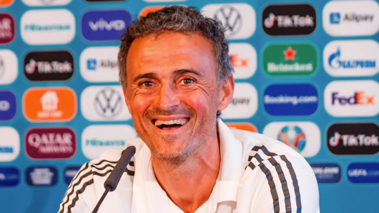 El t&eacute;cnico de la selecci&oacute;n espa&ntilde;ola Luis Enrique ofrece una rueda de prensa en la v&iacute;spera del partido ante Polonia, correspondiente al grupo E de la Eurocopa 2020, que se disputar&aacute; en el estadio de La Cartuja en Sevilla. EFE/ Pablo Garc&iacute;a
