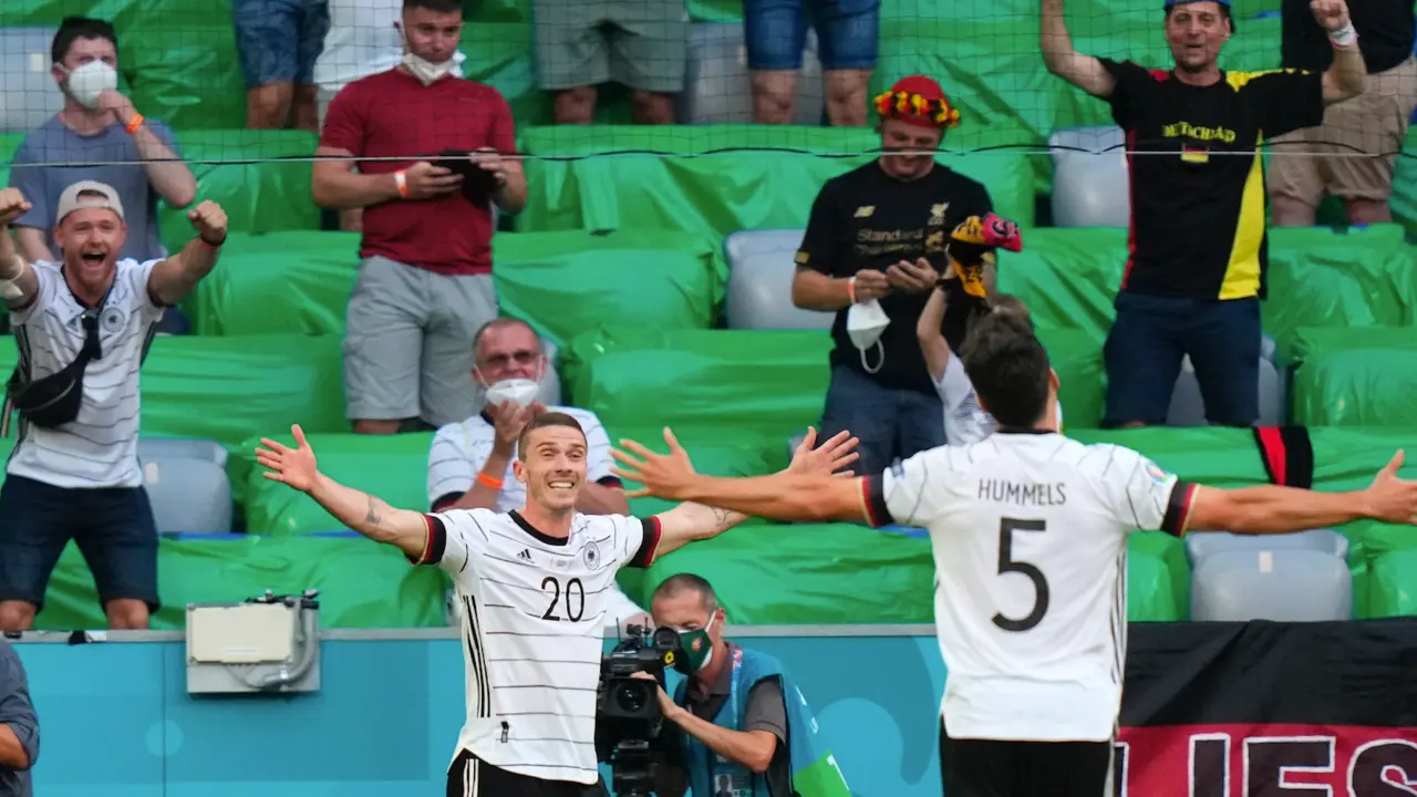 Robin Gosens (L) of Germany celebrates scoring the 4-1 lead during the UEFA EURO 2020 group F preliminary round soccer match between Portugal and Germany in Munich, Germany, 19 June 2021. (Alemania) EFE/EPA/Matthias Schrader / POOL (RESTRICTIONS: For editorial news reporting purposes only. Images must appear as still images and must not emulate match action video footage. Photographs published in online publications shall have an interval of at least 20 seconds between the posting.)