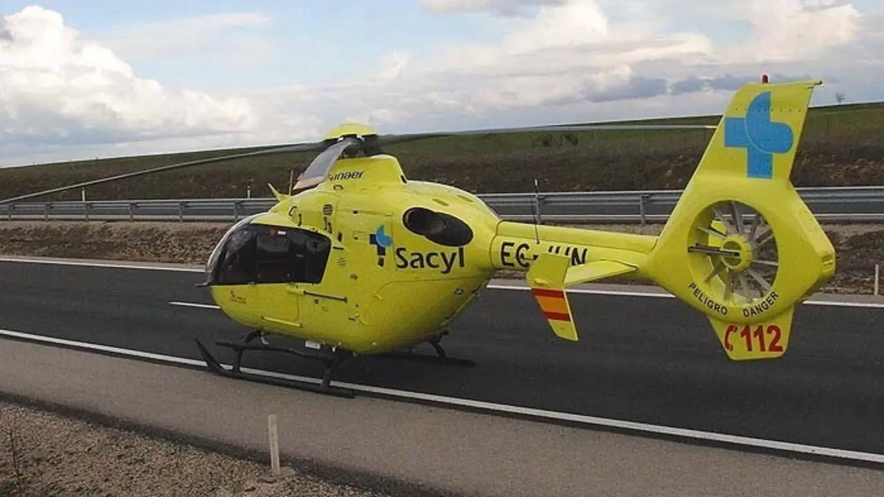 Archivo - Helic&oacute;ptero sanitario