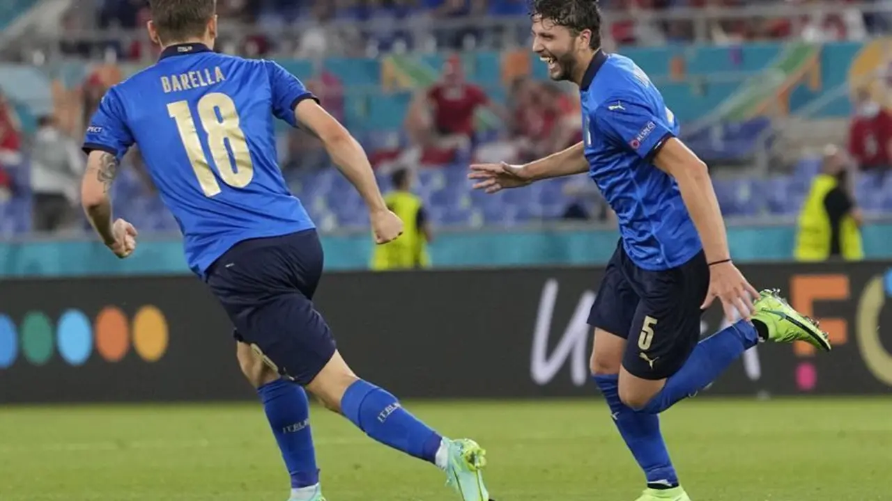 Manuel Locatelli (R) de Italia celebra con sus compa&ntilde;eros despu&eacute;s de marcar el segundo gol de su equipo durante el partido de f&uacute;tbol de la ronda preliminar del grupo A de la Eurocopa 2020 entre Italia y Suiza en Roma, Italia, el 16 de junio de 2021. (Italia, Suiza, Roma) EFE/EPA/Alessandra Tarantino