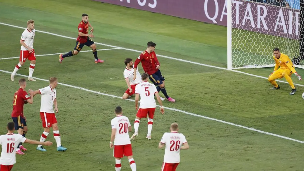 &Aacute;lvaro Morata (2-R, arriba) de Espa&ntilde;a marca el primer gol de su equipo durante el partido de f&uacute;tbol de la ronda preliminar del grupo E de la Eurocopa 2020 entre Espa&ntilde;a y Polonia en Sevilla, Espa&ntilde;a, 19 de junio de 2021. (Polonia, Espa&ntilde;a, Sevilla) EFE/EPA/Jose Manuel Vidal / POOL (RESTRICCIONES: S&oacute;lo para fines informativos editoriales. Las im&aacute;genes deben aparecer como im&aacute;genes fijas y no deben emular las secuencias de v&iacute;deo de la acci&oacute;n del partido. Las fotograf&iacute;as que se publiquen en las publicaciones en l&iacute;nea deber&aacute;n tener un intervalo de al menos 20 segundos entre la publicaci&oacute;n).

Traducci&oacute;n realizada con la versi&oacute;n gratuita del traductor www.DeepL.com/Translator