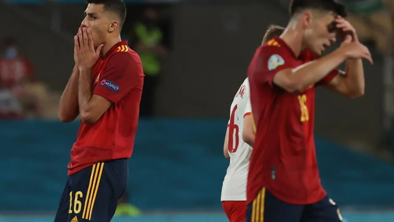 El centrocampista de la selecci&oacute;n espa&ntilde;ola Rodri Hern&aacute;ndez (i) reacciona durante el encuentro del grupo E de la Eurocopa 2020 entre Espa&ntilde;a y Polonia, este s&aacute;bado en el estadio de La Cartuja, en Sevilla. EFE/Kiko Huesca