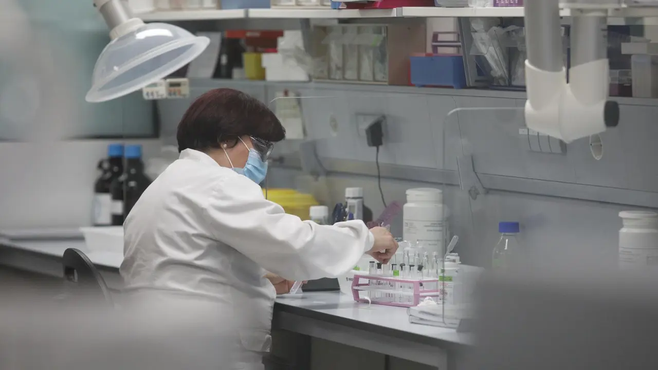 Archivo - Una trabajadora de la f&aacute;brica de Reig Jofre en el laboratorio, en Barcelona