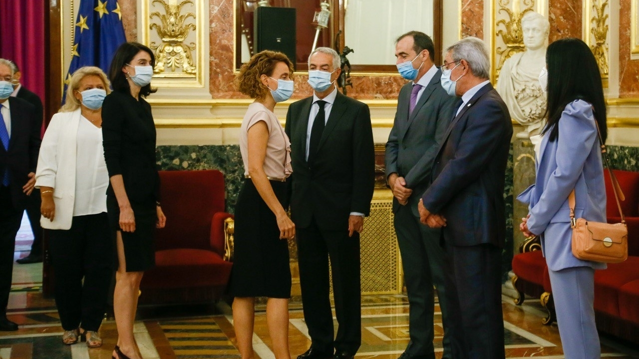 Archivo - La presidenta del Senado, Pilar Llop (3i), y la presidenta del Congreso de los Diputados, Meritxell Batet (4i), y la saludan en el Sal&oacute;n de Pasos Perdidos a los representantes de las asociaciones de v&iacute;ctimas y a los presidentes del Tribunal Cons