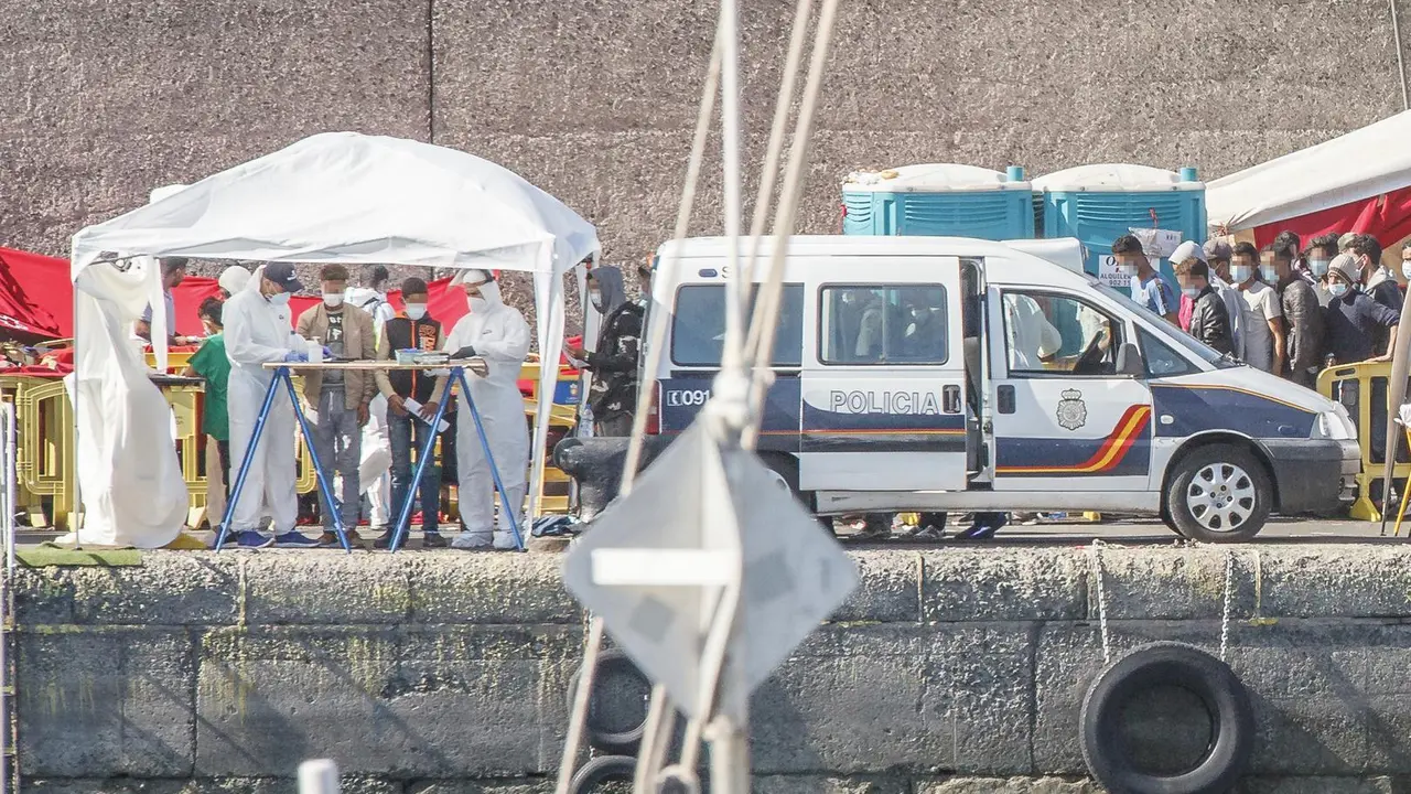 Archivo - Varios inmigrantes son atendidos por personal sanitario en el Muelle de Arguinegu&iacute;n, en Gran Canaria, Canarias (Espa&ntilde;a), a 18 de noviembre de 2020. 