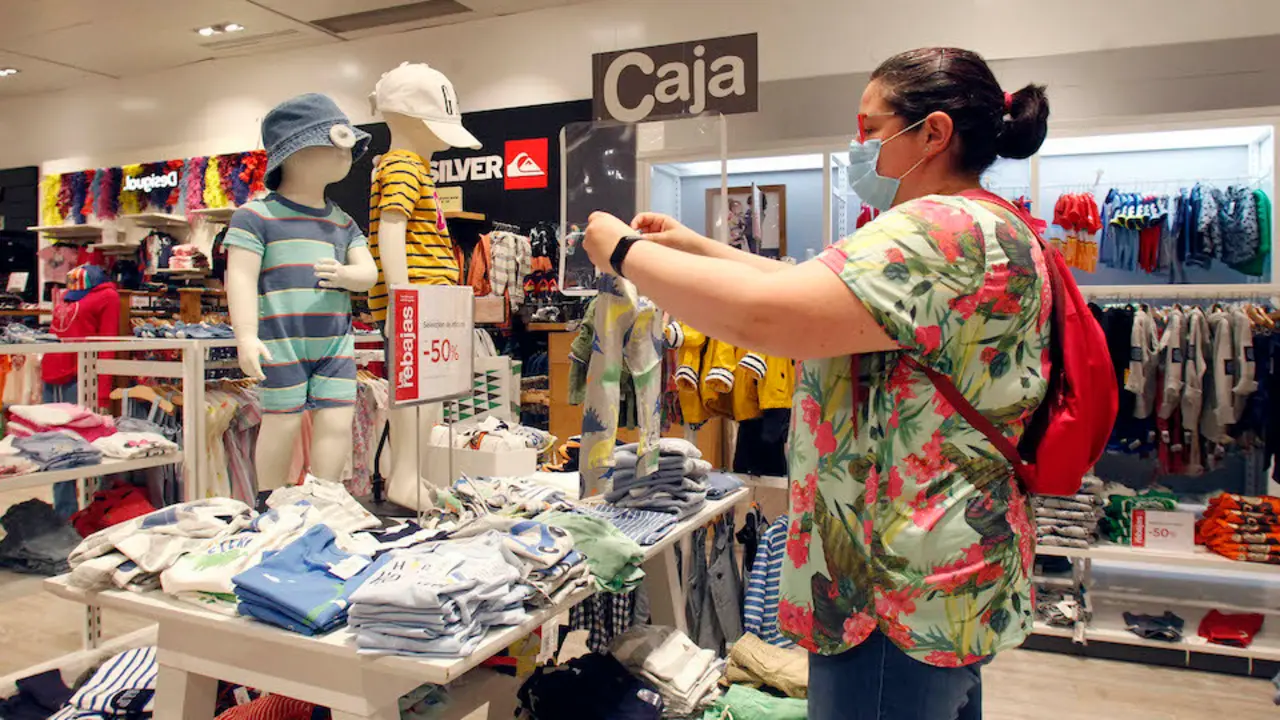 Una mujer ojea las rebajas de verano, ropa, complementos en el Corte Ingles de Santander. / HARDY