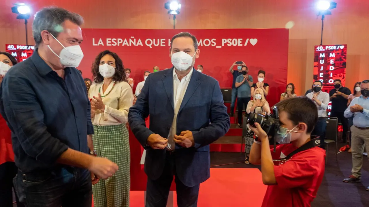El secretario de Organizaci&oacute;n del PSOE y ministro de Transporte, Movilidad y Agenda Urbana, Jos&eacute; Luis &Aacute;balos (c), y el candidato del PSOE-A a la presidencia de la Junta de Andaluc&iacute;a y alcalde de Sevilla, Juan Espadas (c), en un acto en Sevilla