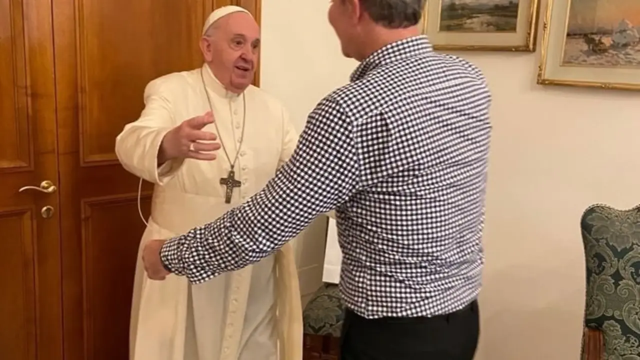 Una de las im&aacute;genes difundidas por Juan Carlos Cruz en su Twitter de su reuni&oacute;n con el Papa