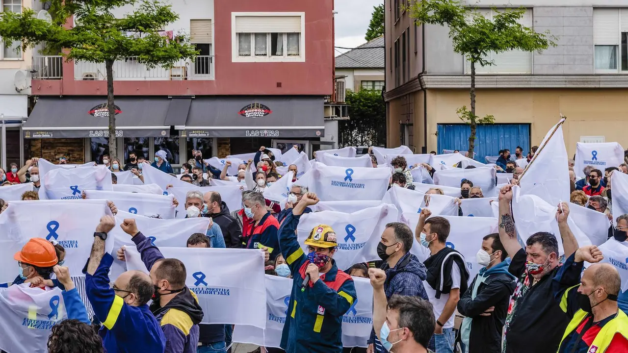 San Cibrao, Lugo. Manifestaci&oacute;n de los trabajadores de Alcoa para empujar al Gobierno a que compre la factoria de aluminio de A Mari&ntilde;a por medio de la SEPI. En la imagen, aspecto general de la protesta en la ma&ntilde;ana del domingo 20 de junio