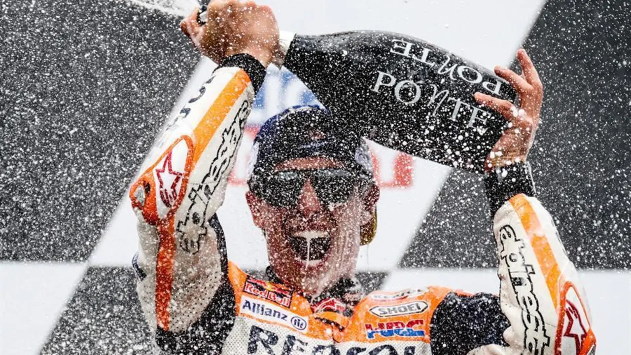 El piloto espa&ntilde;ol de MotoGP Marc M&aacute;rquez, del equipo Repsol Honda, celebra en el podio tras ganar el Gran Premio de Alemania de Motociclismo en el circuito de carreras de Sachsenring, en Hohenstein-Ernstthal (Alemania), el 20 de junio de 2021. (Motociclismo, Ciclismo, Alemania) EFE/EPA/FILIP SINGER