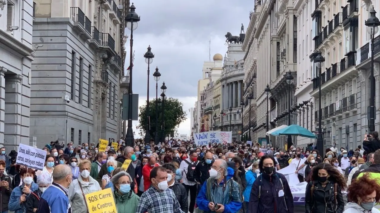 Pancarta de la manifestaci&oacute;n organizada por la Marea Blanca este domingo en el centro de Madrid para denuciar el cierre de 41 centros de salud