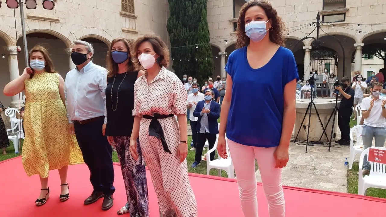 La secretaria general de Socialistas de Mallorca, Mercedes Garrido; el alcalde de Inca, Virgili Moreno; la secretaria general del PSIB, Francina Armengol, la vicepresidenta primera del Gobierno, Carmen Calvo, y la presidenta del Consell, Catalina Cladera.