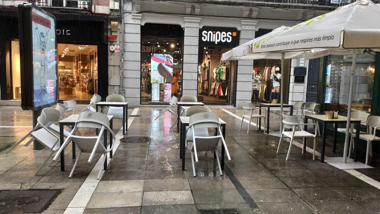 Terrazas vac&iacute;as por la lluvia en las calles de Oviedo