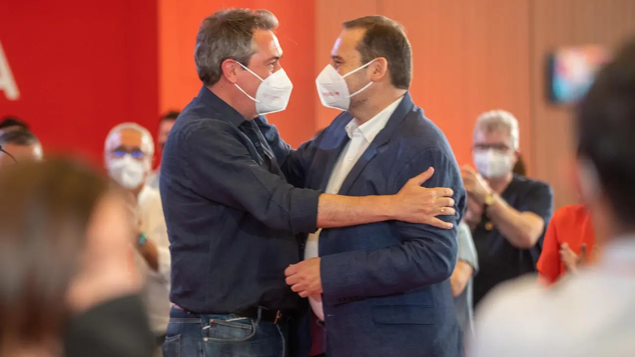 El secretario de Organizaci&oacute;n del PSOE y ministro de Transporte, Movilidad y Agenda Urbana, Jos&eacute; Luis &Aacute;balos, y el candidato del PSOE-A a la presidencia de la Junta de Andaluc&iacute;a y alcalde de Sevilla, Juan Espadas, en un acto en Sevilla