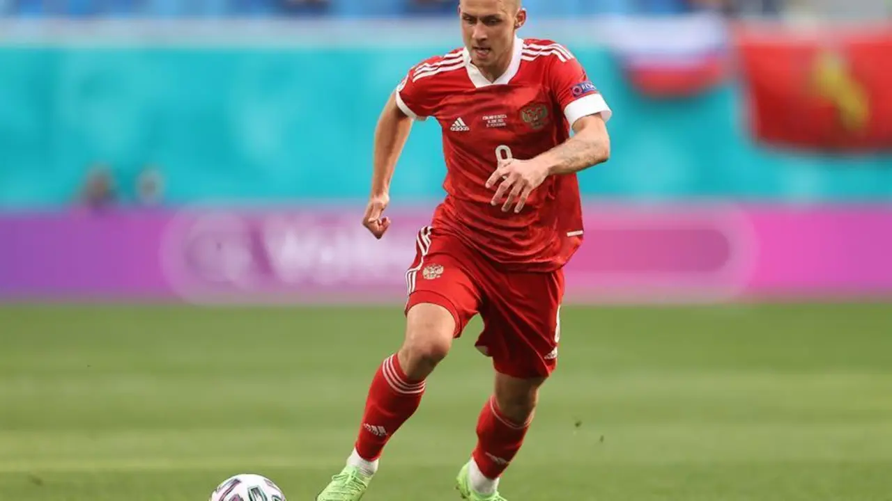 Dmitri Barinov, de Rusia, en acci&oacute;n durante el partido de f&uacute;tbol de la ronda preliminar del grupo B de la Eurocopa 2020 entre Finlandia y Rusia en San Petersburgo, Rusia, el 16 de junio de 2021. (Finlandia, Rusia) EFE/EPA/Lars Baron