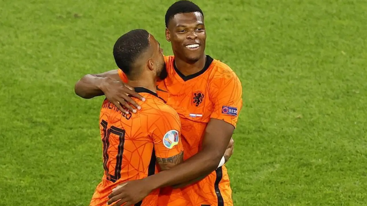 Denzel Dumfries (d) de Holanda celebra con su compa&ntilde;ero de equipo Memphis Depay(i) tras marcar el 2-0 durante el partido de f&uacute;tbol de la ronda preliminar del grupo C de la Eurocopa 2020 entre Holanda y Austria en &Aacute;msterdam, Holanda, el 17 de junio de 2021. (Pa&iacute;ses Bajos; Holanda) EFE/EPA/Koen van Weel