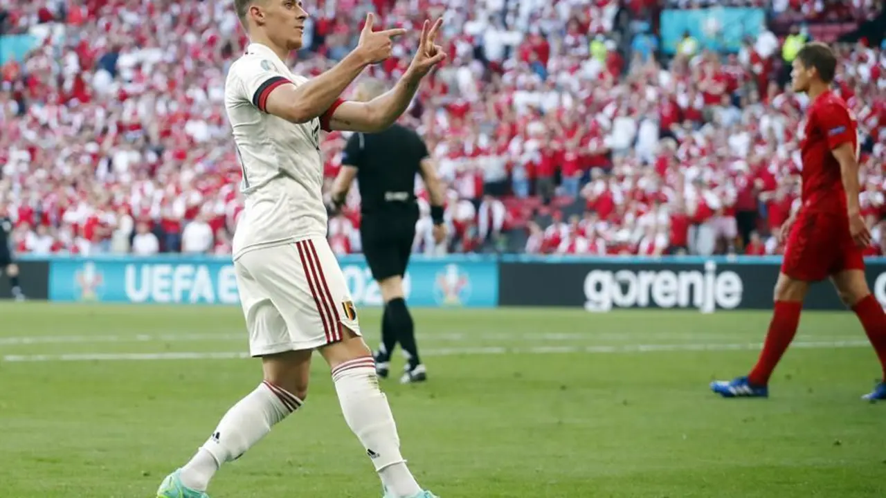 Thorgan Hazard, de B&eacute;lgica, celebra tras marcar el gol del 1-1 durante el partido de f&uacute;tbol de la ronda preliminar del grupo B de la Eurocopa 2020 entre Dinamarca y B&eacute;lgica en Copenhague, Dinamarca, el 17 de junio de 2021. (B&eacute;lgica, Dinamarca, Copenhague) EFE/EPA/Wolfgang Rattay