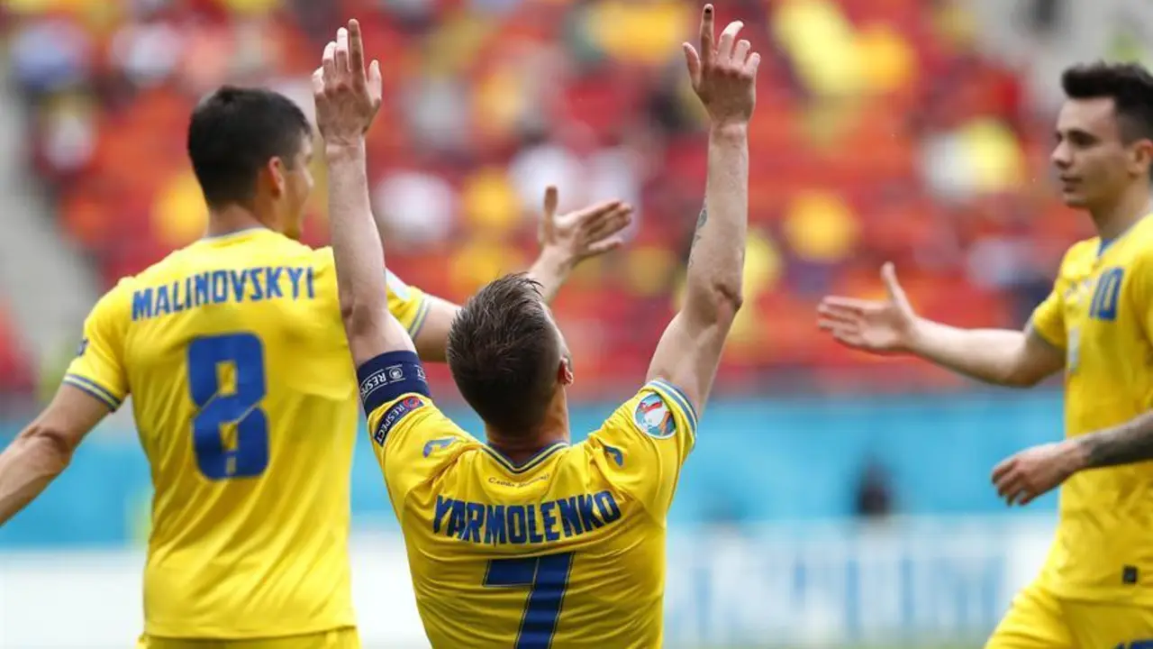 Andriy Yarmolenko (C) de Ucrania celebra con sus compa&ntilde;eros de equipo despu&eacute;s de anotar el 1-0 durante el partido de f&uacute;tbol de la ronda preliminar del grupo C de la Eurocopa 2020 entre Ucrania y Macedonia del Norte en Bucarest, Ruman&iacute;a, 17 de junio de 2021. (Ruman&iacute;a, Ucrania, Bucarest) EFE/EPA/Robert Ghement