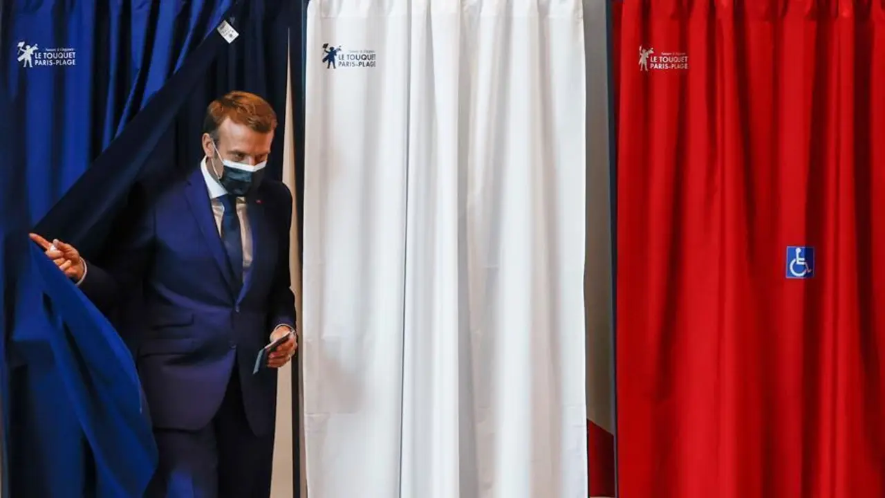 El presidente franc&eacute;s, Emmanuel Macron, sale de una cabina en un colegio electoral durante la primera vuelta de las elecciones regionales y departamentales francesas, en Le Touquet-Paris-Plage, Francia, 20 de junio de 2021. (Elecciones, Francia) EFE/EPA/CHRISTIAN HARTMANN / POOL MAXPPP OUT