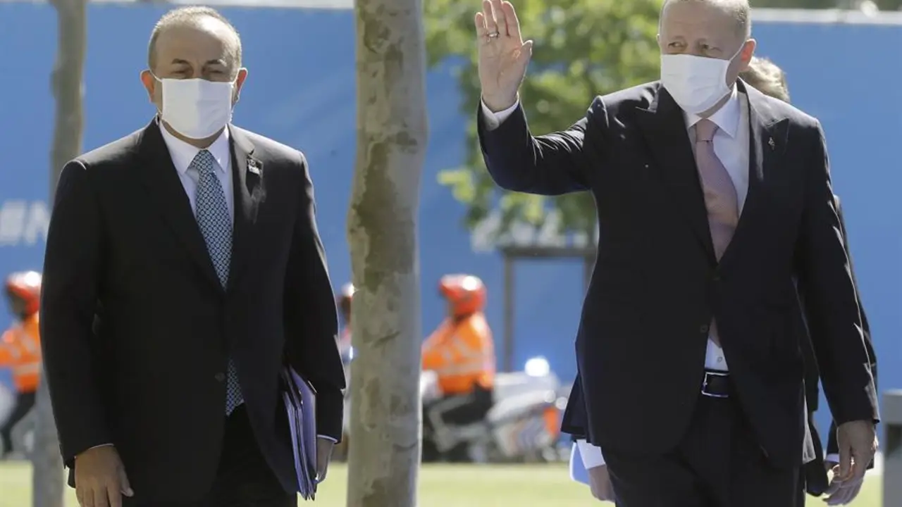 El presidente turco Recep Tayyip Erdogan (derecha) y el ministro de Asuntos Exteriores turco Mevlut Cavusoglu (izquierda) llegan a una cumbre de la OTAN en la sede de la Organizaci&oacute;n del Tratado del Atl&aacute;ntico Norte (OTAN) en Bruselas, B&eacute;lgica, el 14 de junio de 2021. La alianza de 30 pa&iacute;ses espera reafirmar su unidad y discutir las relaciones cada vez m&aacute;s tensas con China y Rusia, mientras la organizaci&oacute;n retira sus tropas tras 18 a&ntilde;os en Afganist&aacute;n. (Lanzamiento de disco, Afganist&aacute;n, B&eacute;lgica, Rusia, Bruselas) EFE/EPA/OLIVIER HOSLET / POOL

Traducci&oacute;n realizada con la versi&oacute;n gratuita del traductor www.DeepL.com/Translator