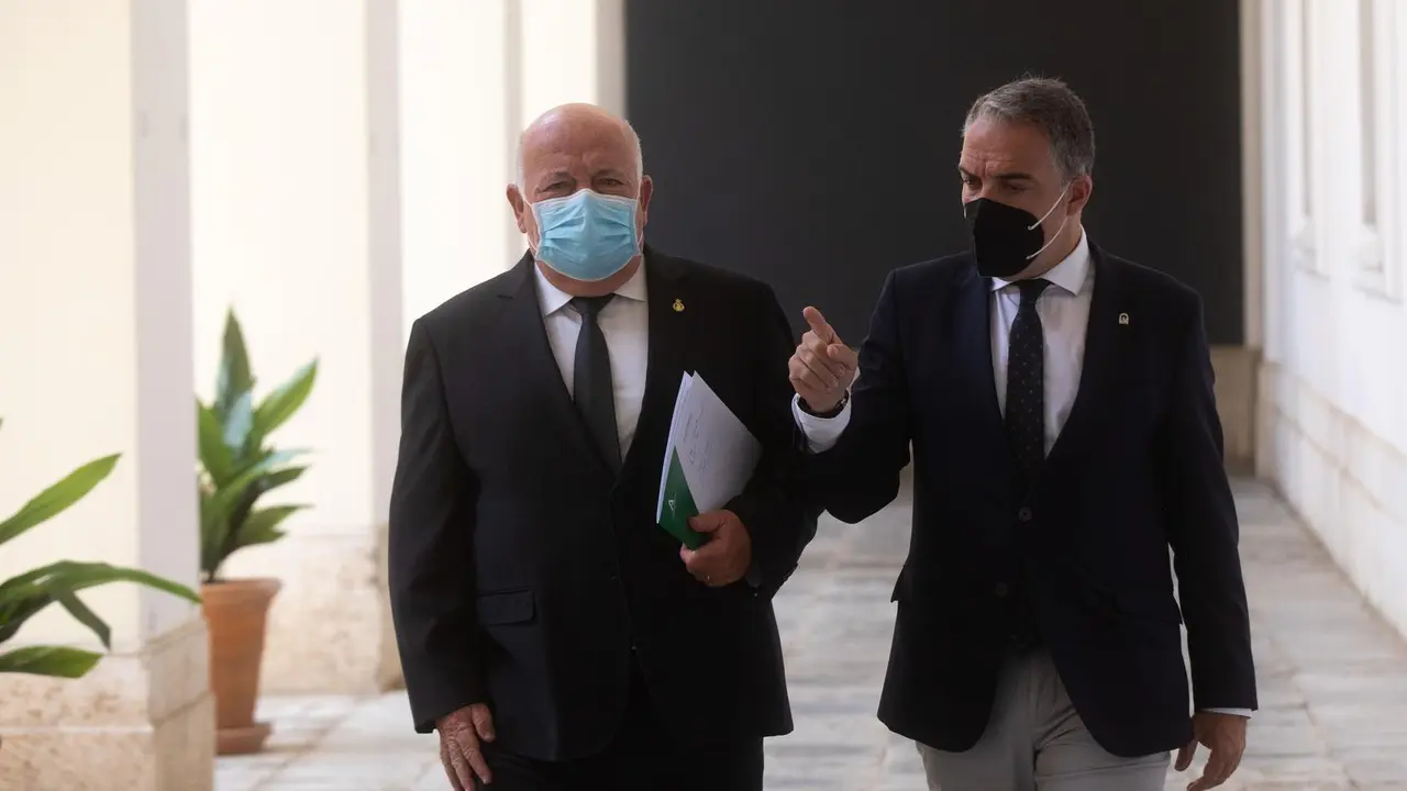 Los consejeros de Salud, Jes&uacute;s Aguirre, y de la Presidencia y portavoz del Gobierno, El&iacute;as Bendodo, esta martes antes de empezar la rueda de prensa del Consejo de Gobierno en una imagen de archivo.