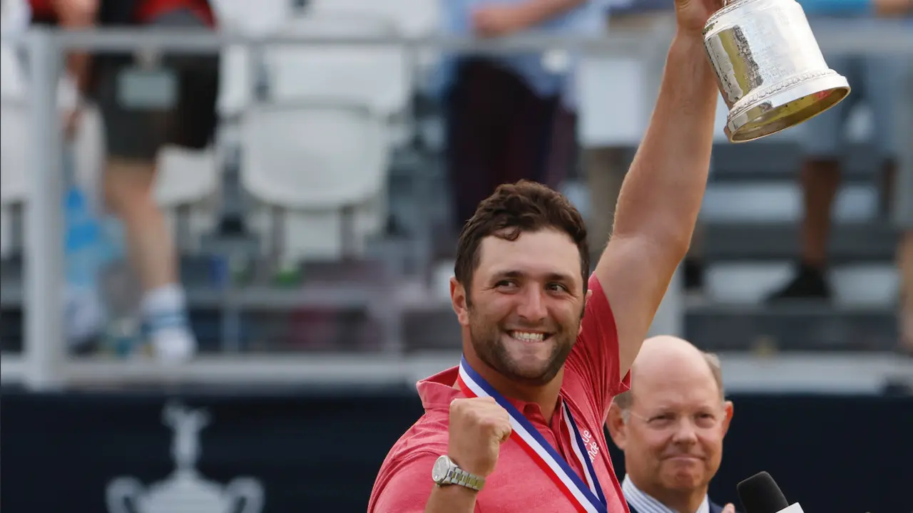El espa&ntilde;ol Jon Rahm celebra con el trofeo de campe&oacute;n del US Open tras ganar el torneo de golf US Open 2021 en el campo sur del Torrey Pines Golf Course en San Diego, California, Estados Unidos, el 20 de junio de 2021. (Abierto, Espa&ntilde;a, Estados Unidos) EFE/EPA/ERIK S. LESSER