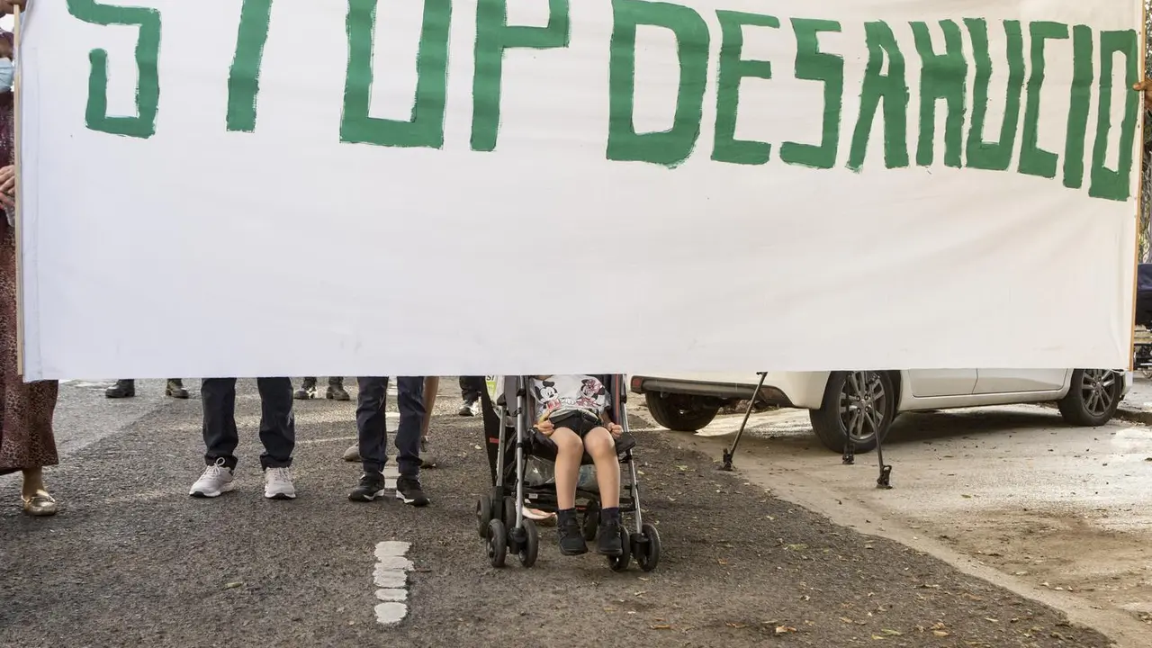 Varias personas participan en una protesta contra la presencia del secretario general de Vox en Melilla, a 10 de junio de 2021, en Melilla (Espa&ntilde;a). 