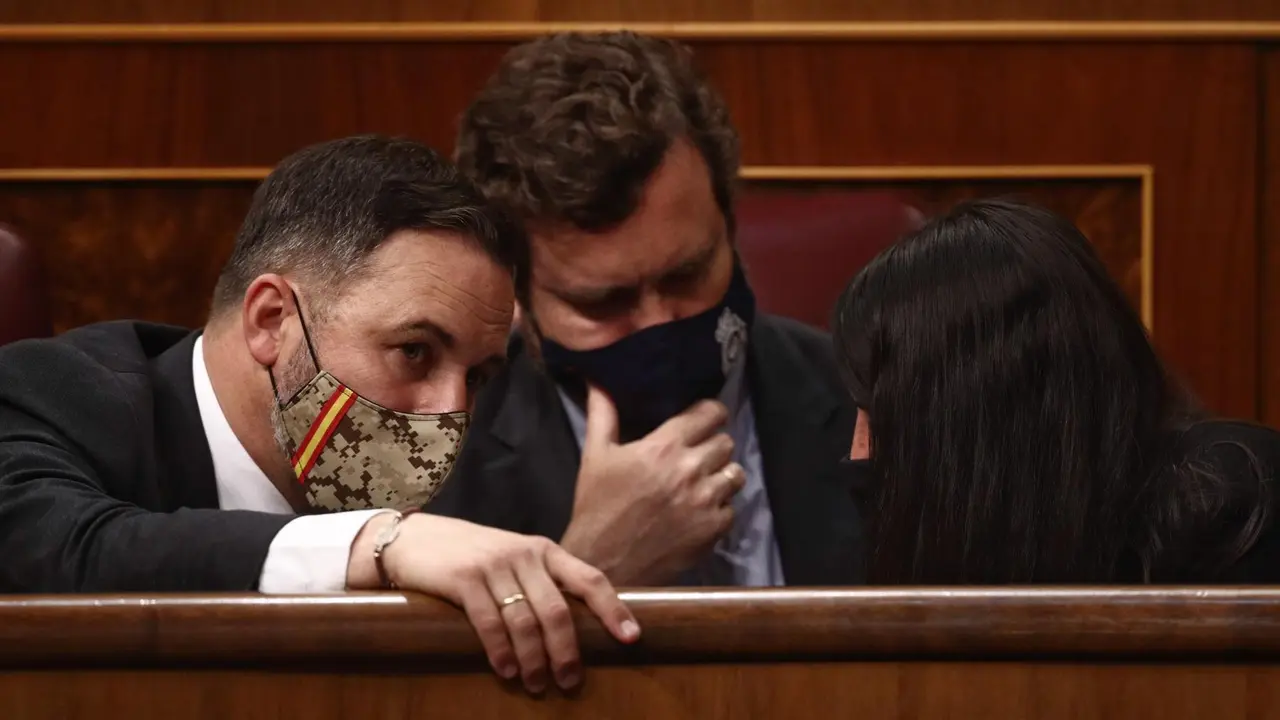 Archivo - (I-D) El l&iacute;der de Vox, Santiago Abascal; el portavoz parlamentario de Vox, Iv&aacute;n Espinosa de los Monteros; y la portavoz adjunta de Vox en el Congreso, Macarena Olona