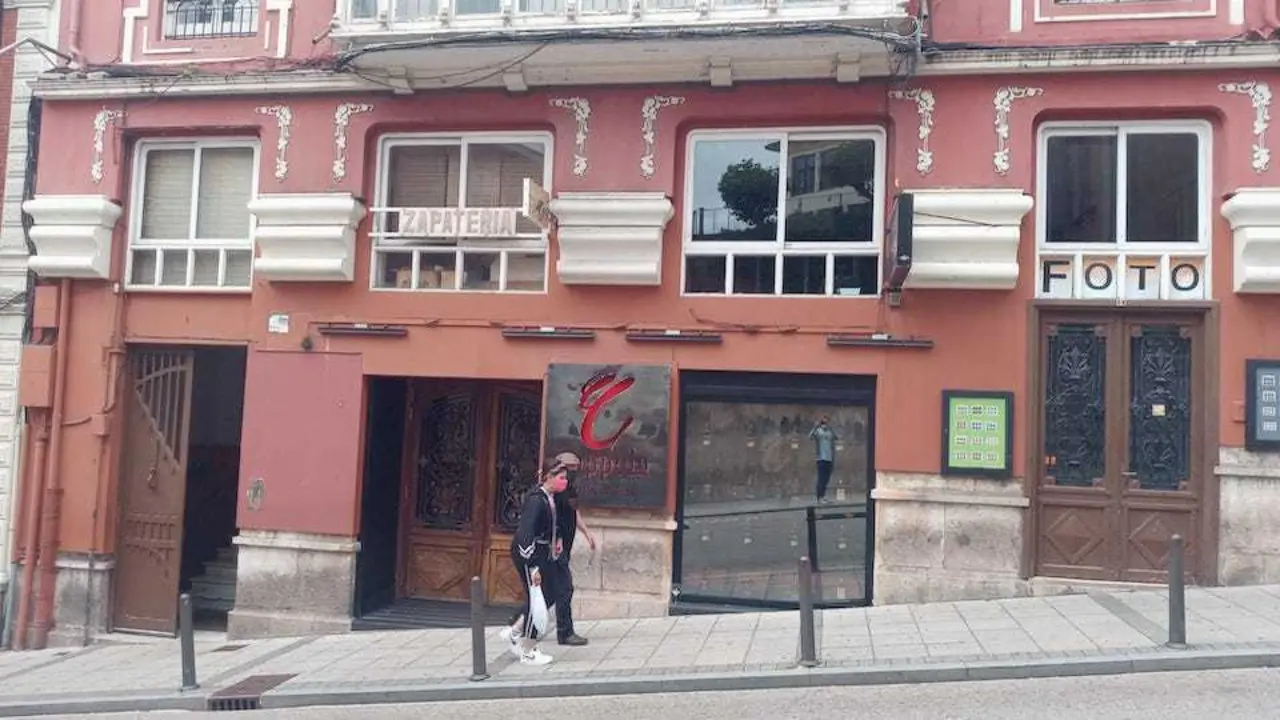 Una persona hace una fotograf&iacute;a a la discoteca donde Sanidad argumenta que se produjeron los casos.