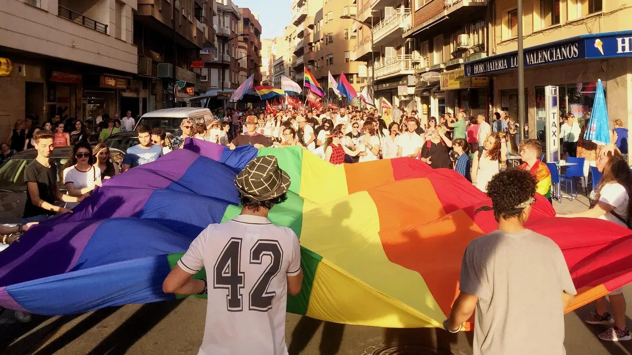 Archivo - Bandera LGTBI en el Orgullo 2018