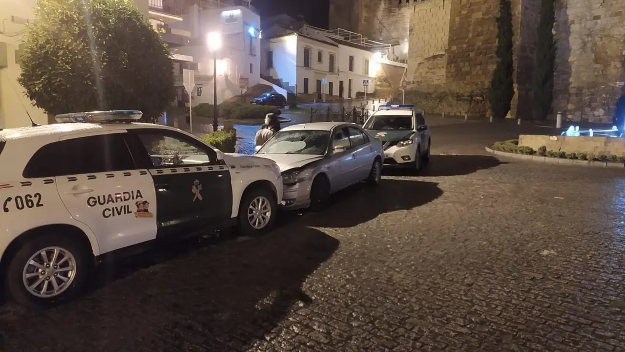 El coche del autor de los hechos interceptado por la Guardia Civil