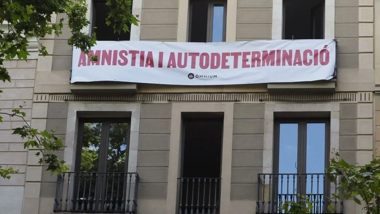 &Ograve;mnium despliega una pancarta ante el Liceu para pedir a S&aacute;nchez amnist&iacute;a y autodeterminaci&oacute;n