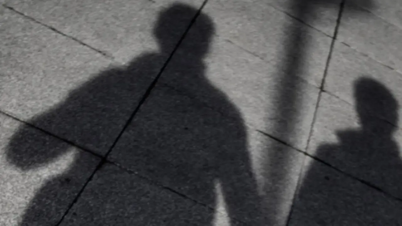 Archivo - Las sombras de dos personas por la calle