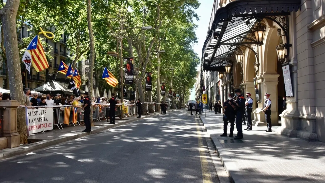 Unas 200 personas protestan ante el Liceu, donde el presidente del Gobierno, Pedro S&aacute;nchez, presentar&aacute; este lunes su estrategia de reencuentro para Catalunya.