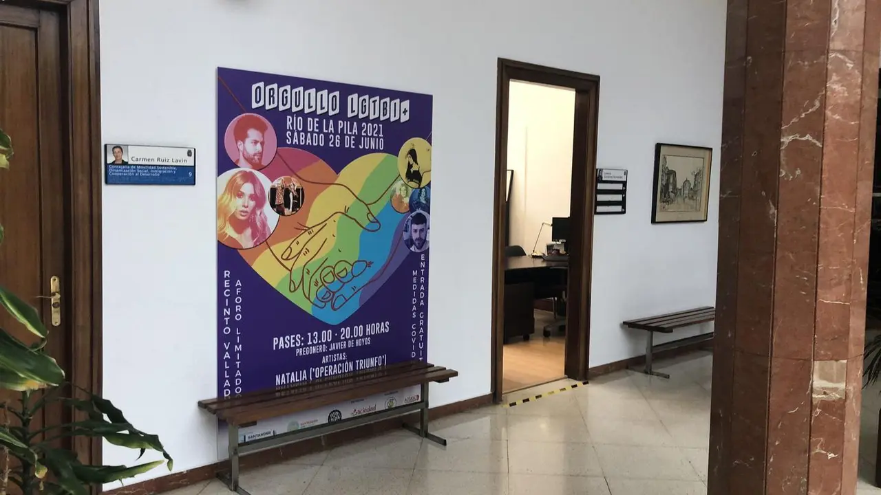 Cartel en el Ayuntamiento de Santander del D&iacute;a del Orgullo LGTBI
