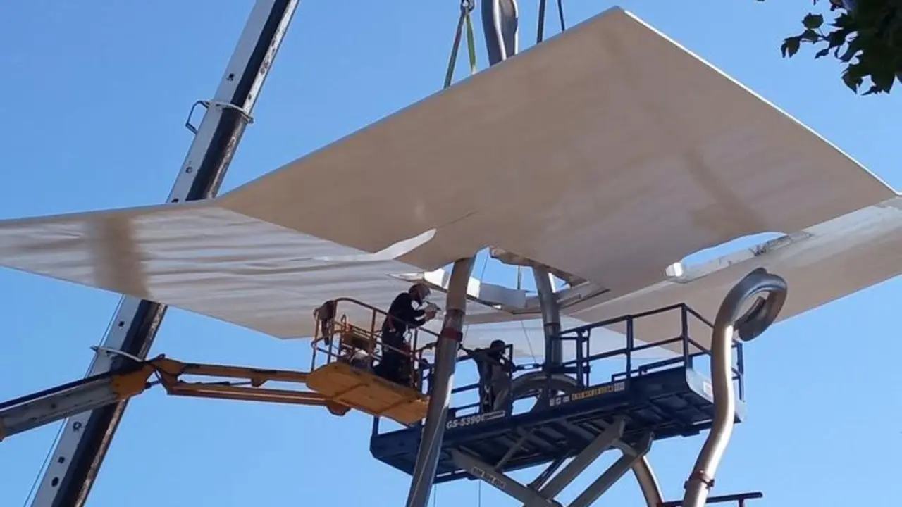 Barcelona ultima la rehabilitaci&oacute;n de la escultura David i Goliat que cay&oacute; por el temporal Gloria.