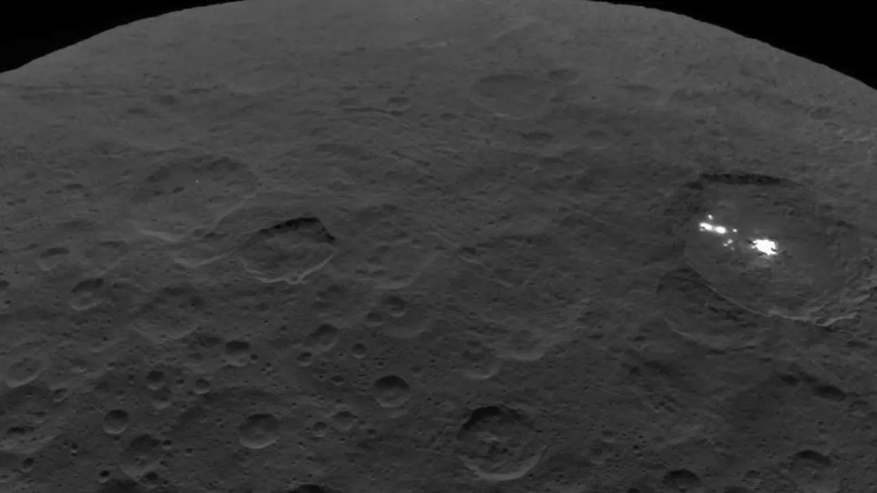 Superficie de Ceres con su caracter&iacute;stica mancha brillante