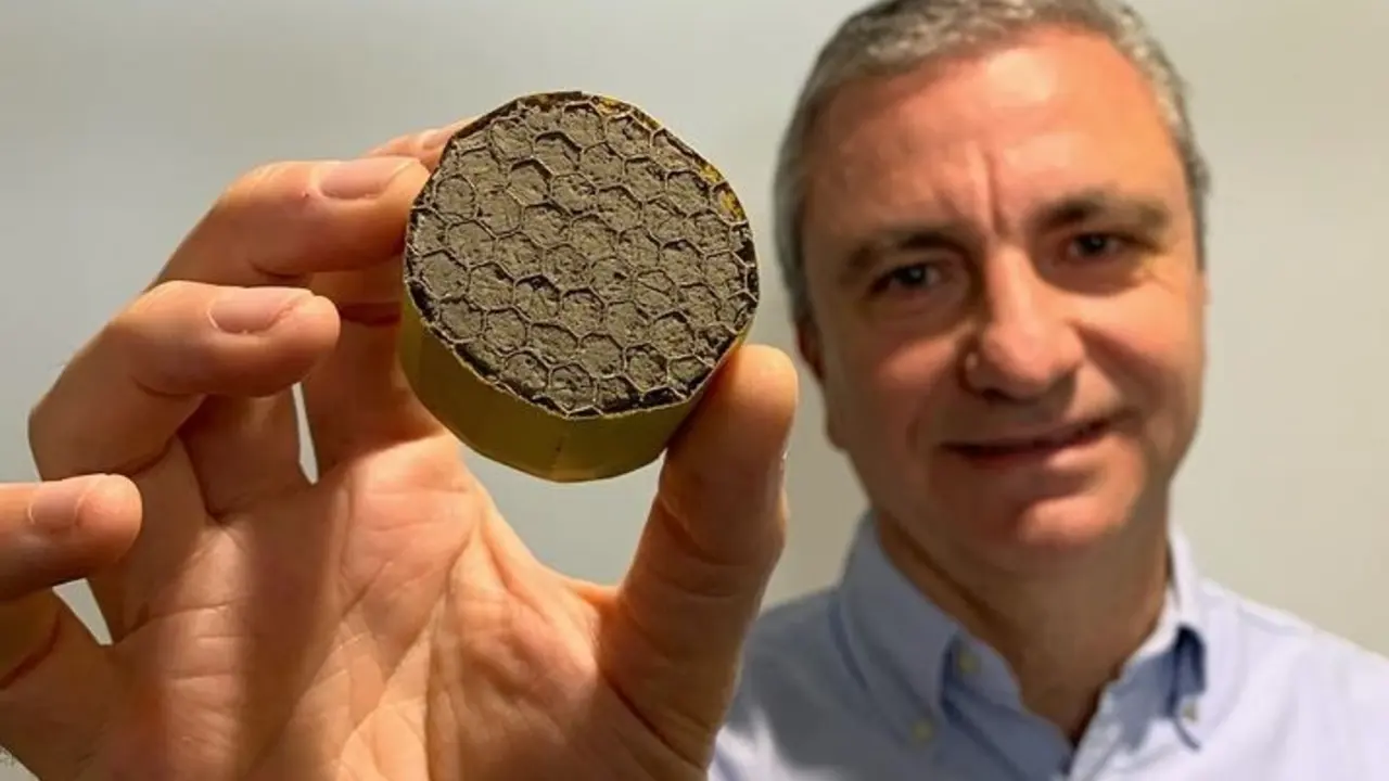 Michele Meo con una muestra del nuevo aerogel aislante